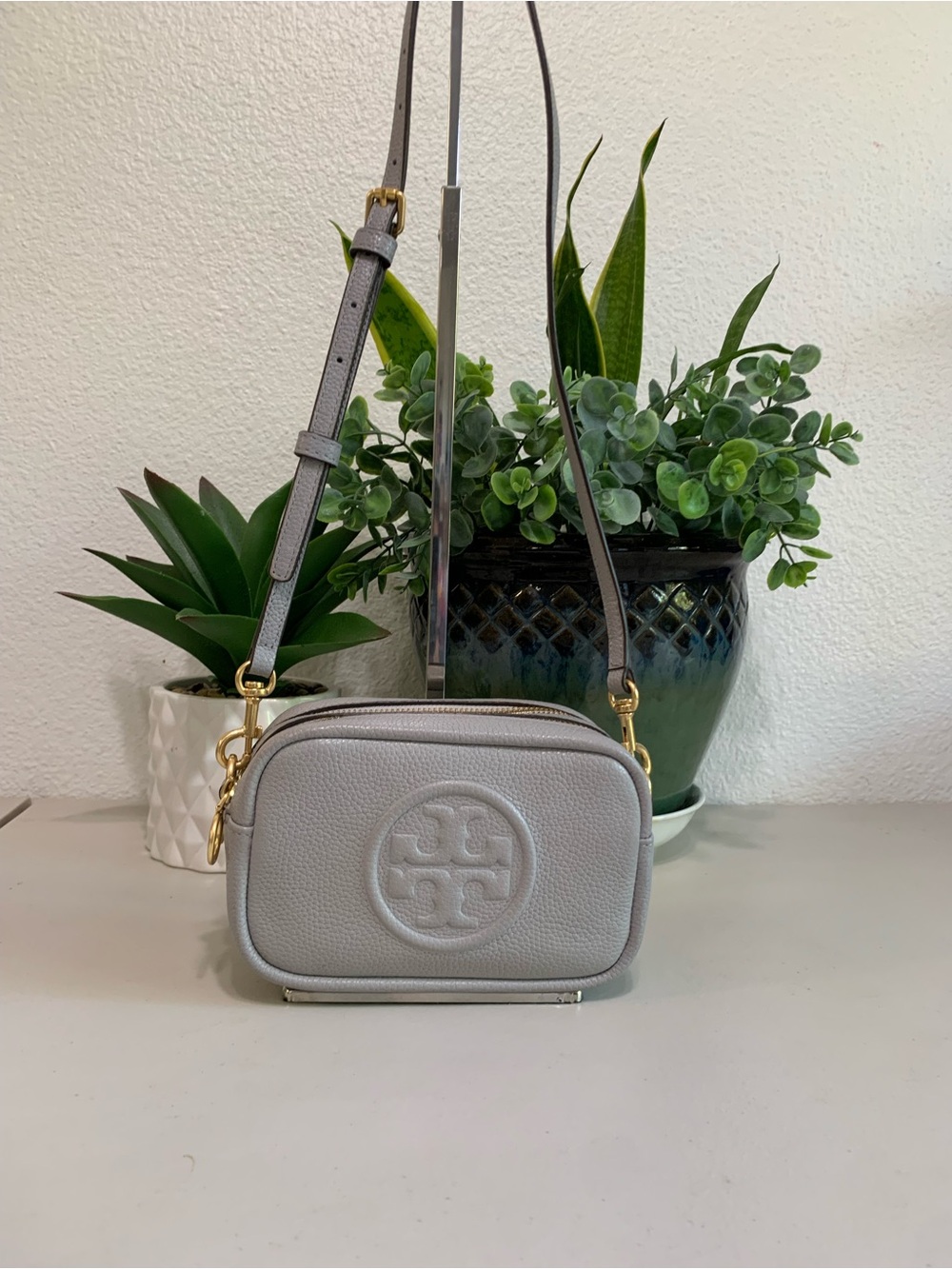👜💕 Tory Burch Kira Pebbled Leather Camera Bag - Light Gray